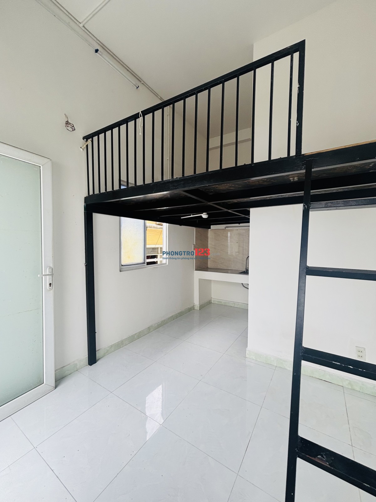 TRỐNG DUY NHẤT 1 CĂN CÓ GÁC CAO ĐỨNG ĐƯỢC, PHÒNG RỘNG THOÁNG MÁT BAN CÔNG HÀNH LANG