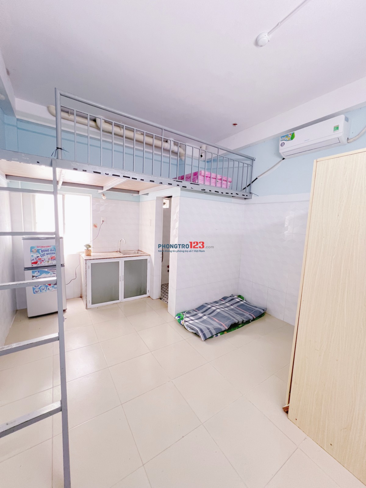 Phòng gác cửa sổ kế bên Đại Học Văn Hiến