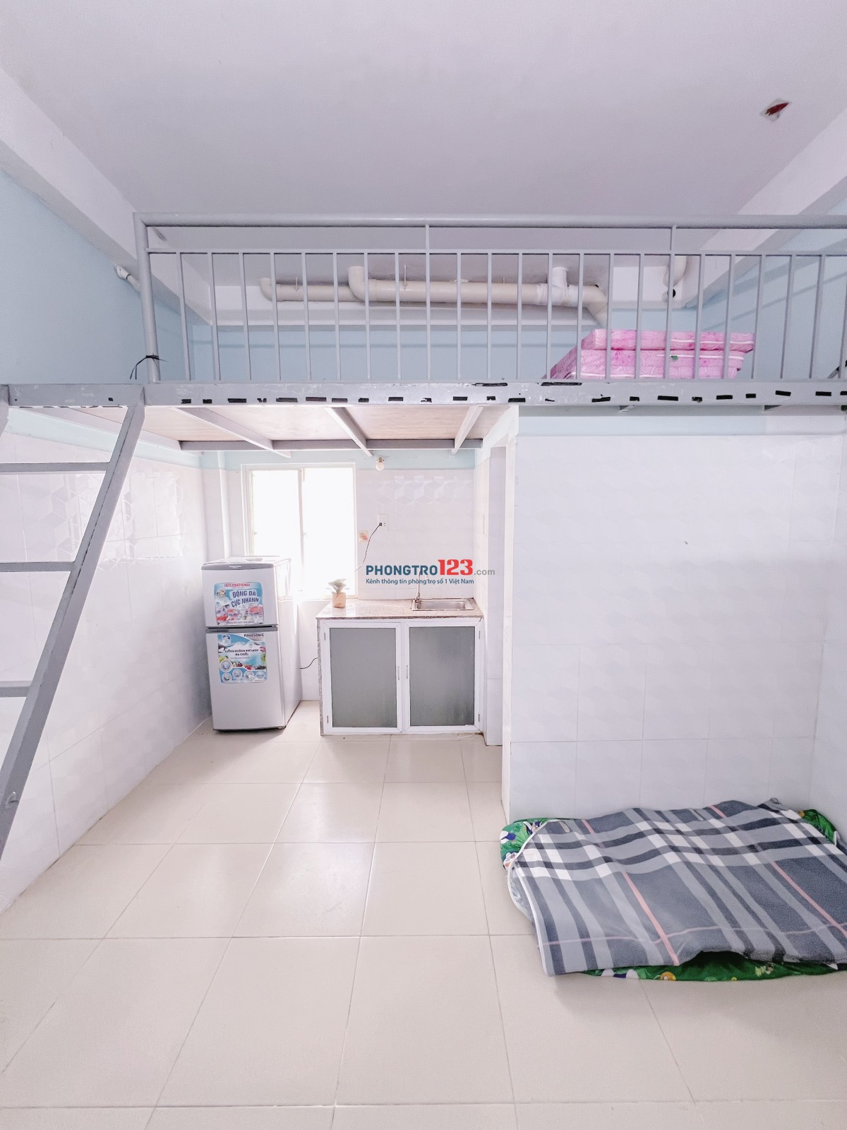 Phòng gác cửa sổ kế bên Đại Học Văn Hiến