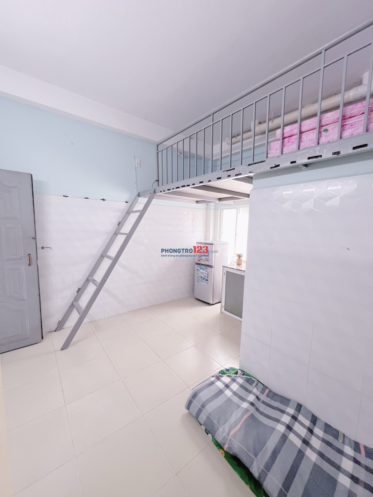 Phòng gác cửa sổ kế bên Đại Học Văn Hiến