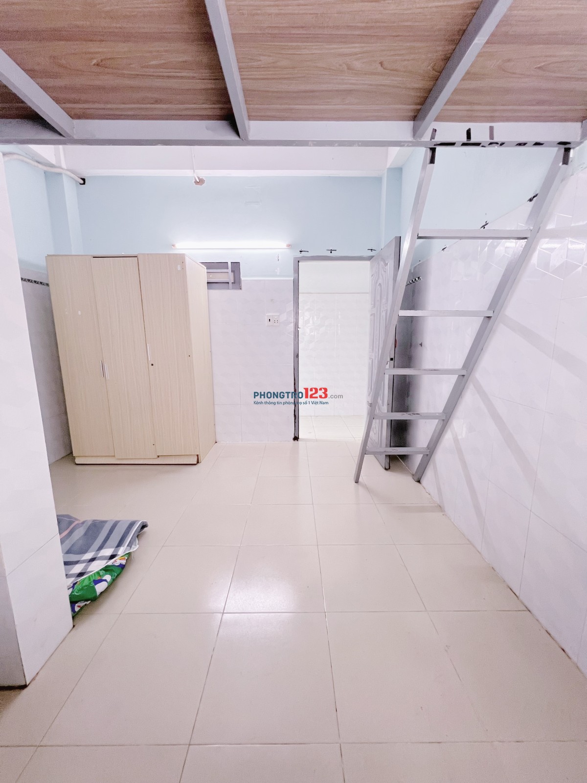 Phòng gác cửa sổ kế bên Đại Học Văn Hiến