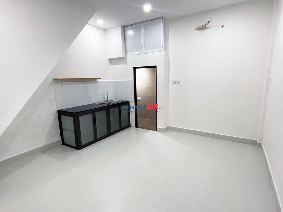 CHO THUÊ PHÒNG TẠI HẺM 553 ĐƯỜNG TRẦN HƯNG ĐẠO, QUẬN 1, DT 20m2 - GIÁ 4,5tr