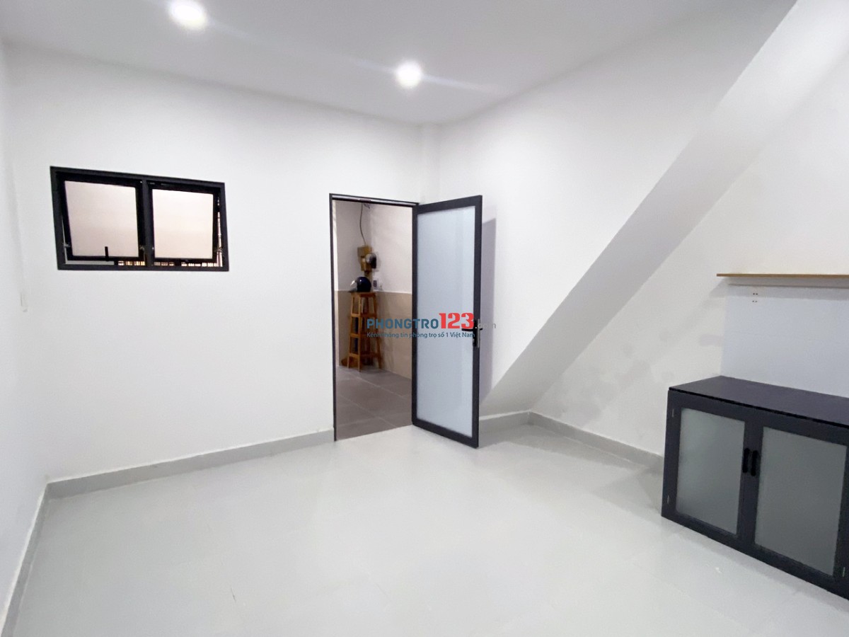 CHO THUÊ PHÒNG TẠI HẺM 553 ĐƯỜNG TRẦN HƯNG ĐẠO, QUẬN 1, DT 20m2 - GIÁ 4,5tr
