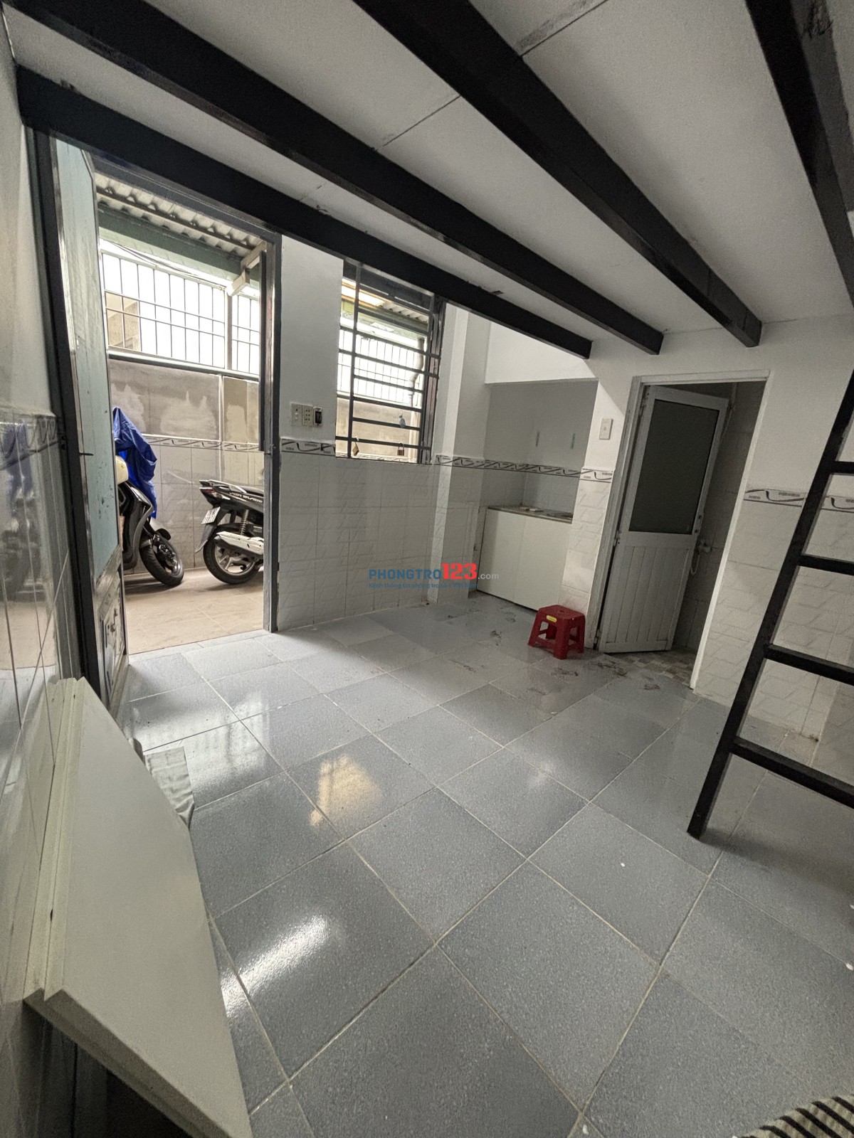 TRỐNG 1 CĂN DUY NHẤT NGAY TẦNG TRỆT SẴN MÁY LẠNH NGAY CỔNG SAU ĐH VĂN LANG
