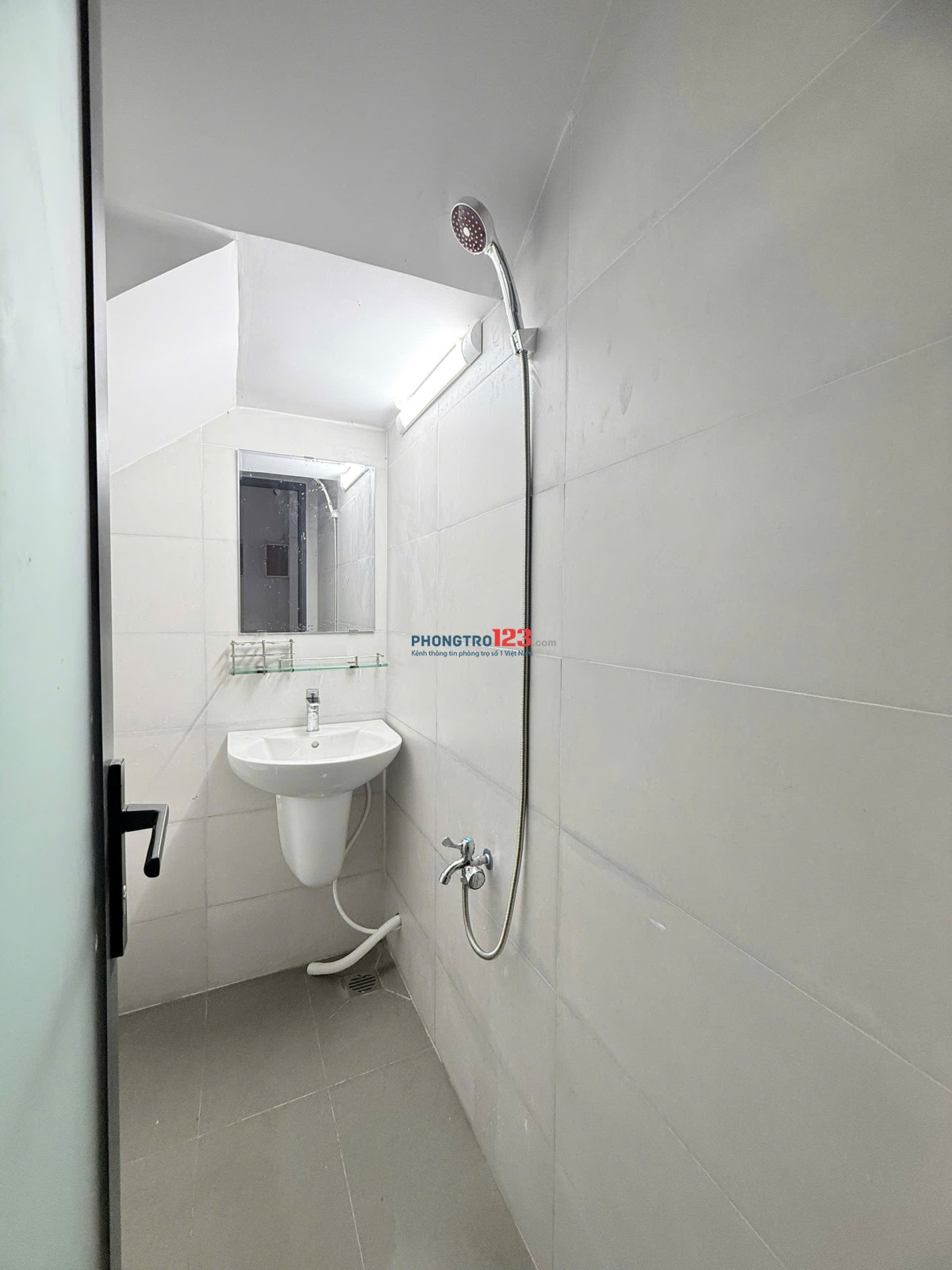 Phòng dưới trệt mới xây giá rẻ có máy lạnh gần Vườn Lài, Đh Nguyễn Tất Thành