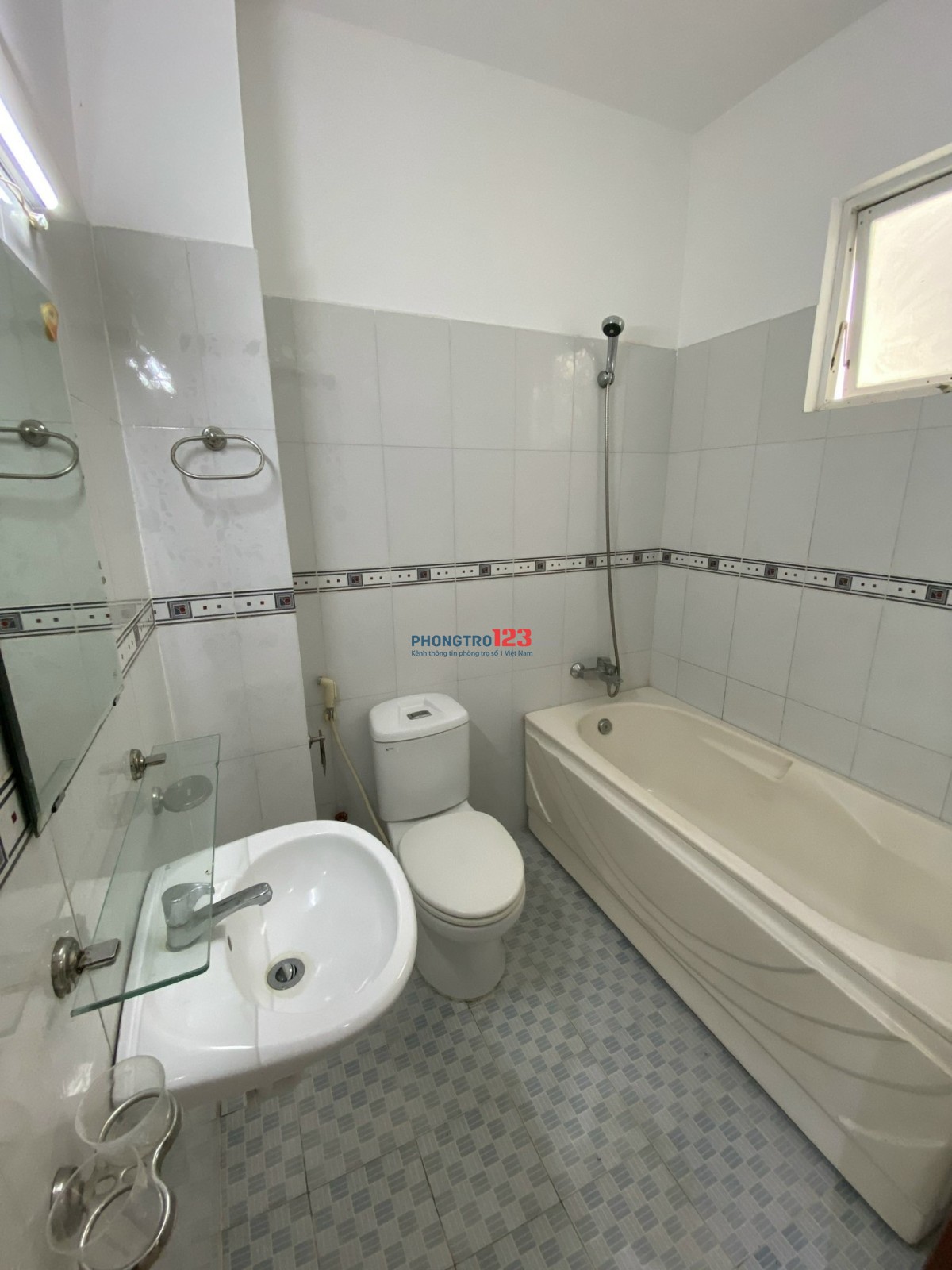 Phòng cao cấp, đầy đủ tiện nghi. Gần đài truyền hình và trường Khoa Học Xã Hội & Nhân Văn 100 mét