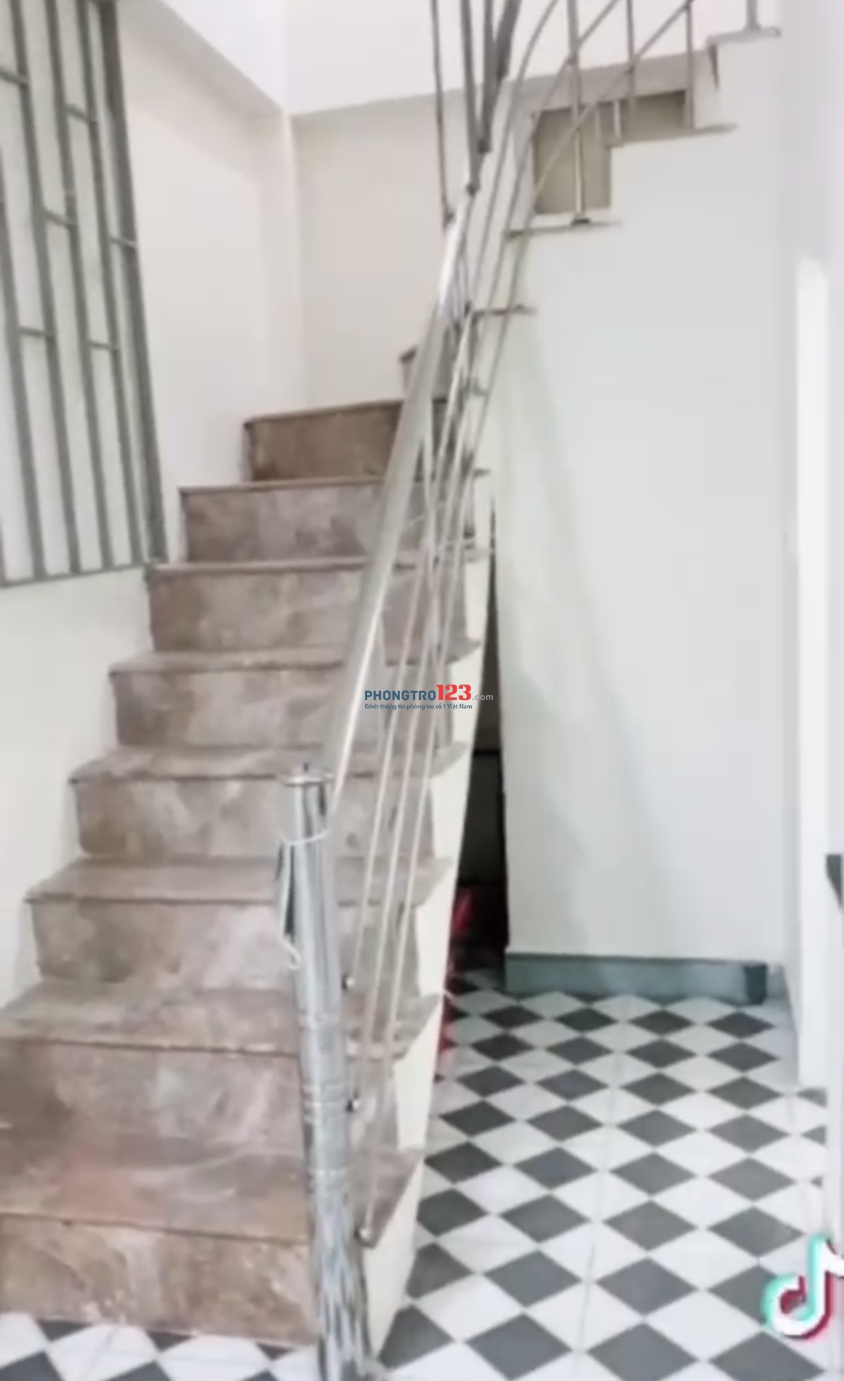 Phòng trọ nằm ở vị trí trung tâm, ngay gần chợ, siêu thị vô vàn tiện ích