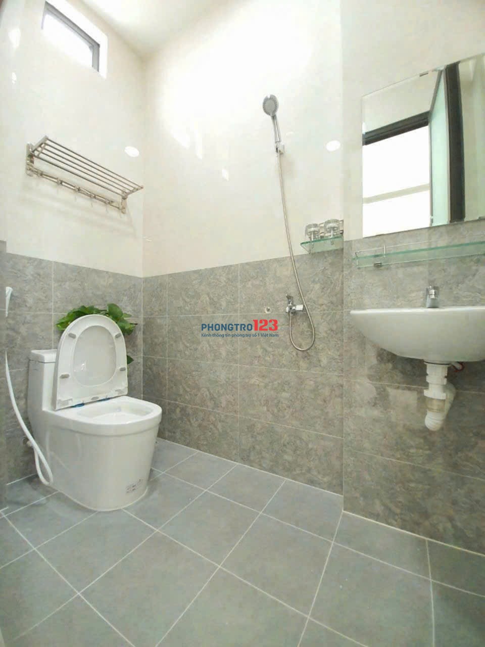 Phòng trọ ban công full nội thất 30m2 gần ĐH Ngoại Thương, Hutech, Hồng Bàng đường Nguyễn Gia Trí