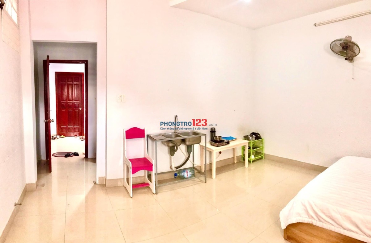 Phòng cho thuê đầy đủ nội thất, có ban công tại 373 Lý Thường Kiệt