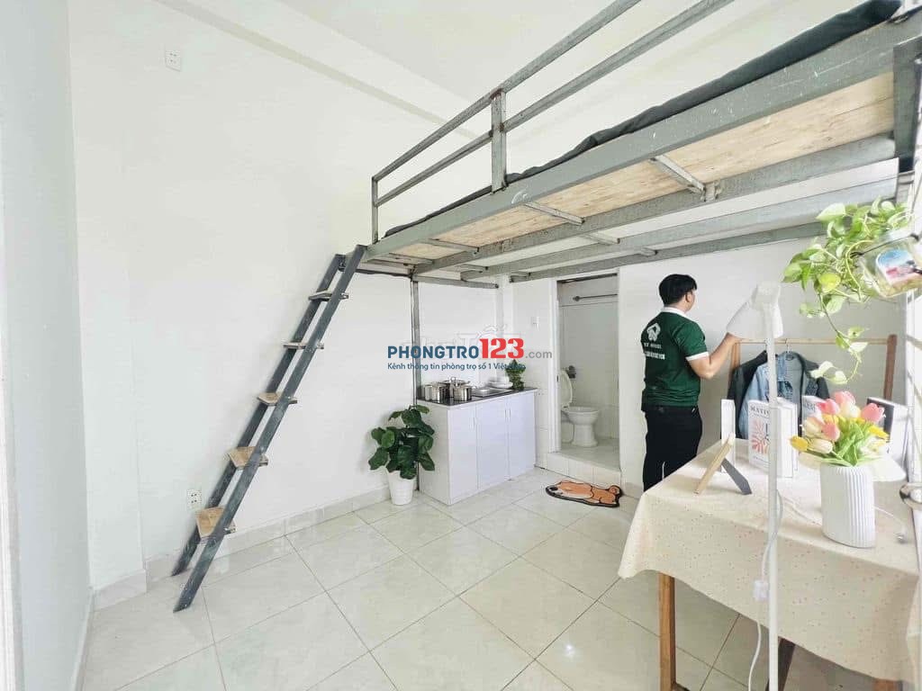 TRỐNG LẠI CĂN DUPLEX CÓ BAN CÔNG RỘNG SÁNG THOÁNG SẴN MÁY LẠNH