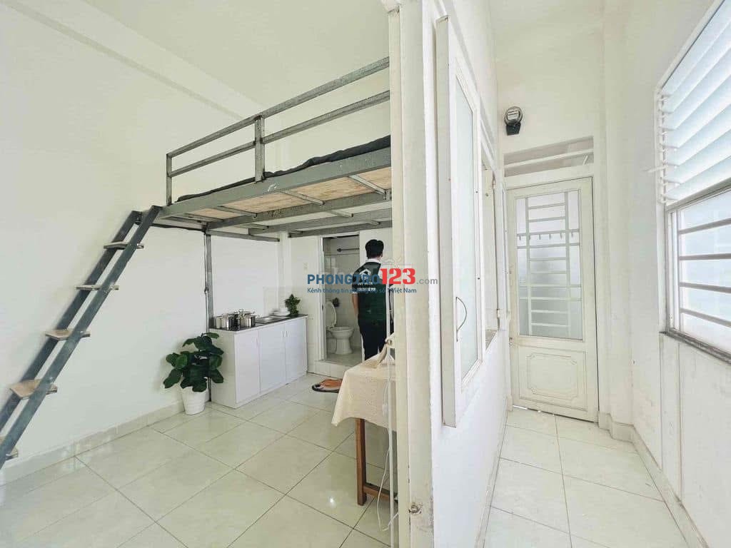 TRỐNG LẠI CĂN DUPLEX CÓ BAN CÔNG RỘNG SÁNG THOÁNG SẴN MÁY LẠNH