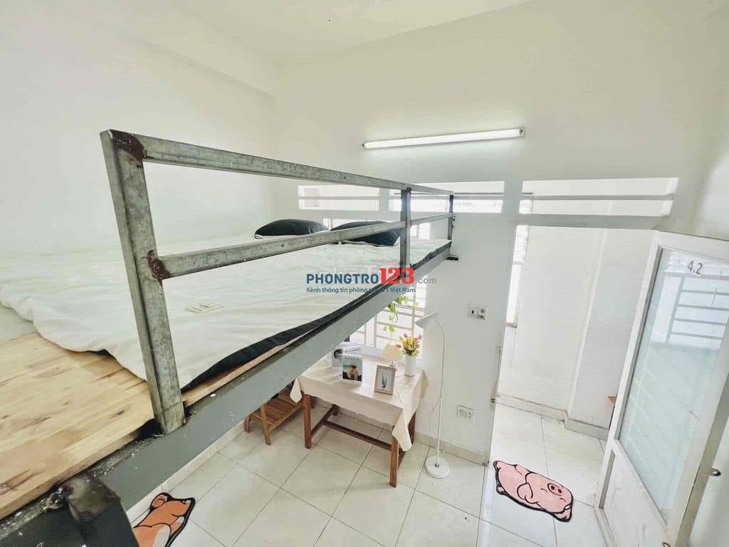 TRỐNG LẠI CĂN DUPLEX CÓ BAN CÔNG RỘNG SÁNG THOÁNG SẴN MÁY LẠNH
