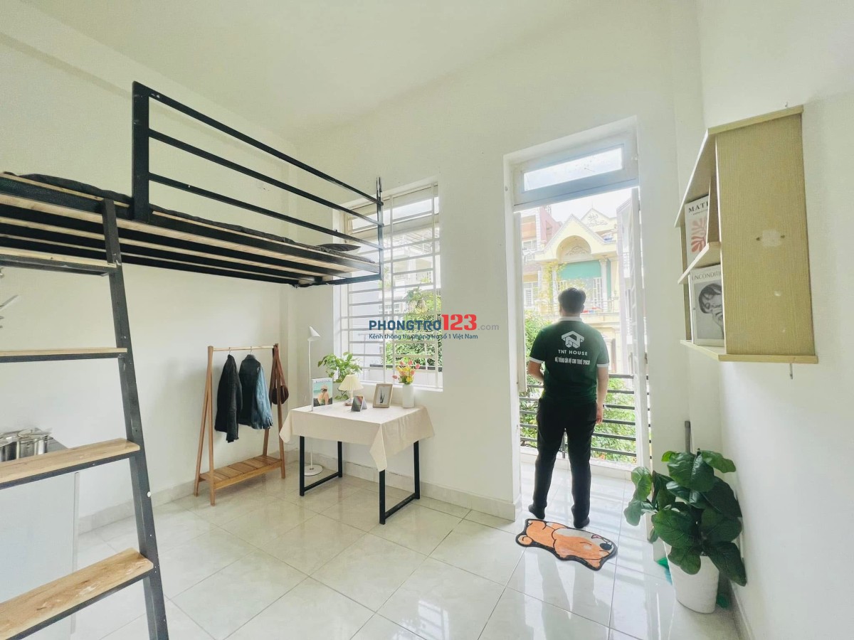 TRỐNG LẠI CĂN DUPLEX CÓ BAN CÔNG RỘNG SÁNG THOÁNG SẴN MÁY LẠNH