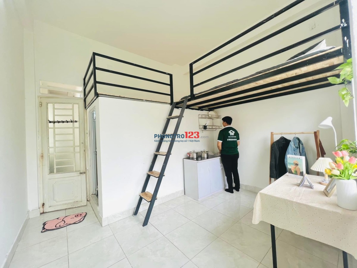 TRỐNG LẠI CĂN DUPLEX CÓ BAN CÔNG RỘNG SÁNG THOÁNG SẴN MÁY LẠNH