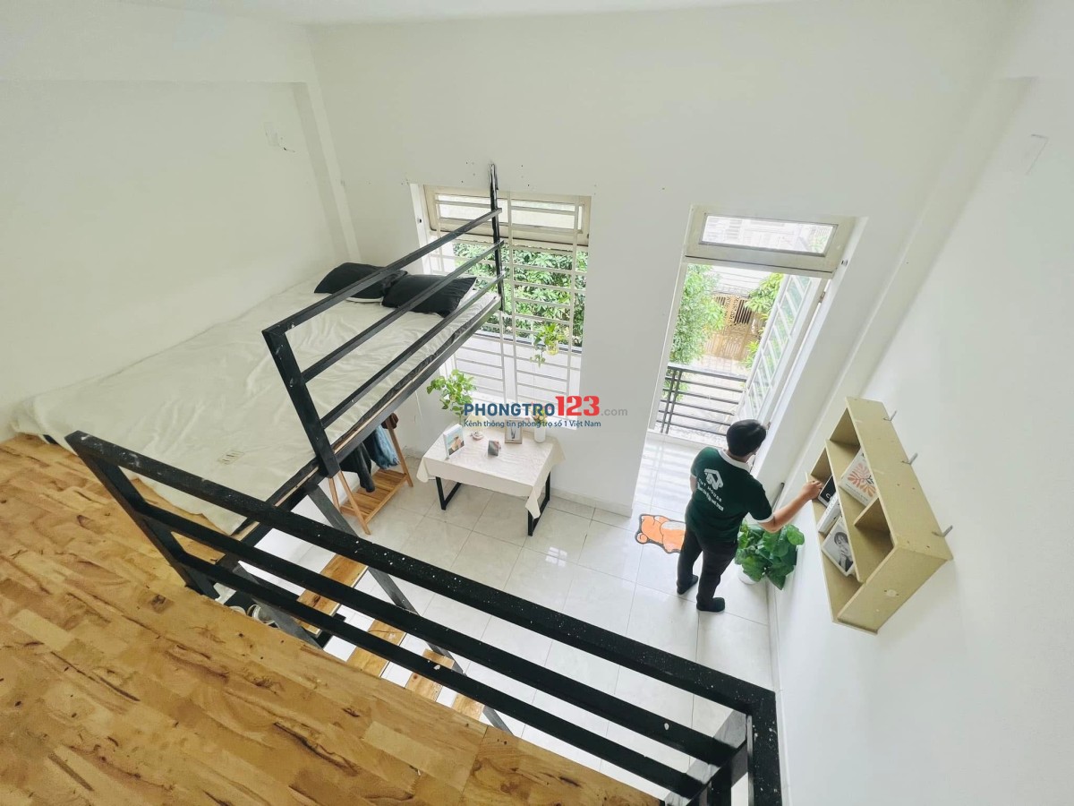 TRỐNG LẠI CĂN DUPLEX CÓ BAN CÔNG RỘNG SÁNG THOÁNG SẴN MÁY LẠNH