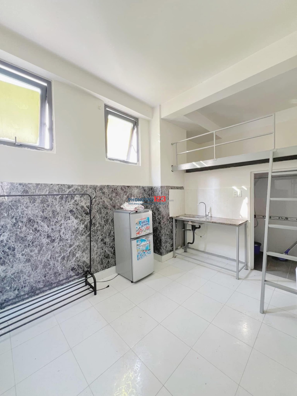 Phòng gác cửa sổ gần đại học Y Dược