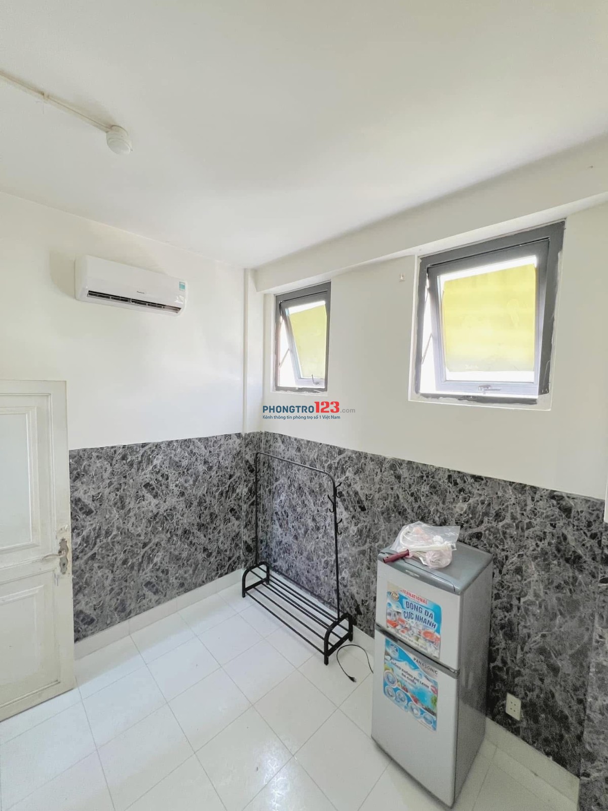 Phòng gác cửa sổ gần đại học Y Dược