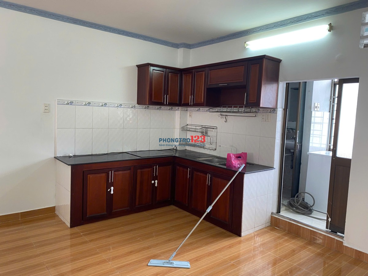Cho thuê căn hộ chính chủ, cực kỳ rộng rãi và thoáng mát, vừa sơn mới