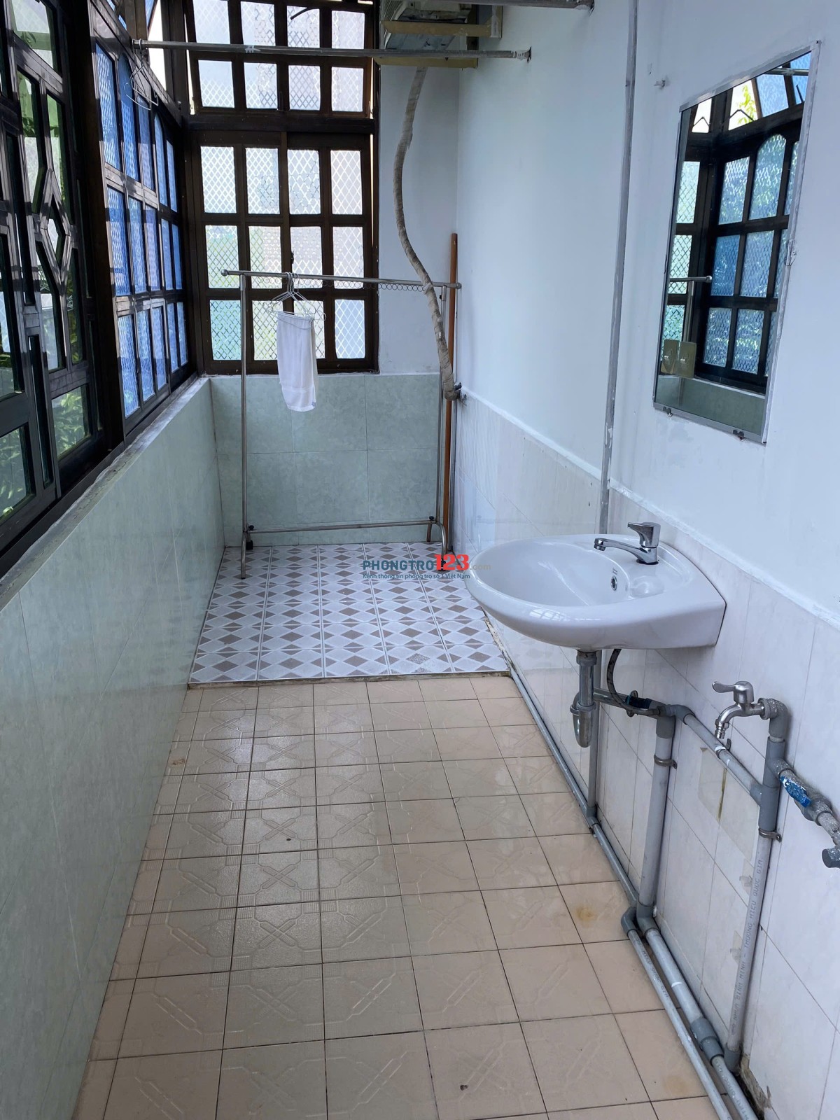 Cho thuê căn hộ chính chủ, cực kỳ rộng rãi và thoáng mát, vừa sơn mới