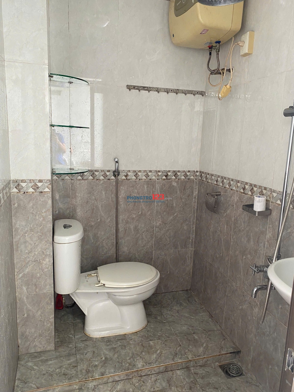 Cho thuê căn hộ chính chủ, cực kỳ rộng rãi và thoáng mát, vừa sơn mới