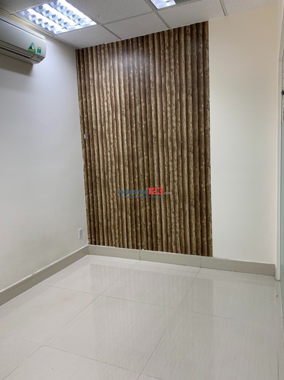 Phòng Lầu 1 - Rộng 15m2 - Có Tủ lạnh - hầm xe lớn - tách bếp, có khu tập Gym trong nhà. Chỉ 3,2tr/th