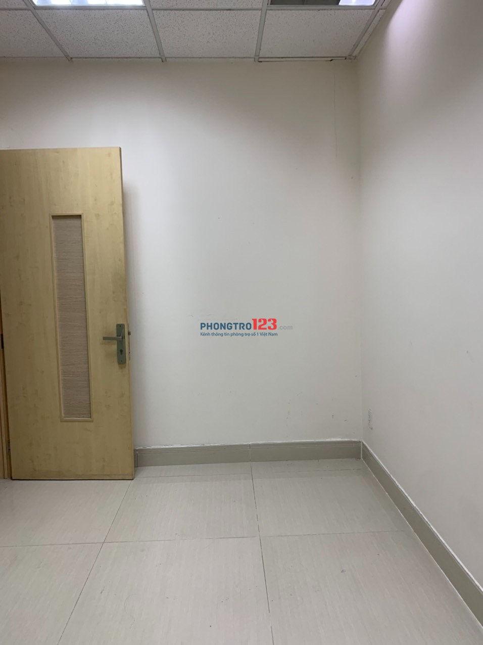 Phòng Lầu 1 - Rộng 15m2 - Có Tủ lạnh - hầm xe lớn - tách bếp, có khu tập Gym trong nhà. Chỉ 3,2tr/th