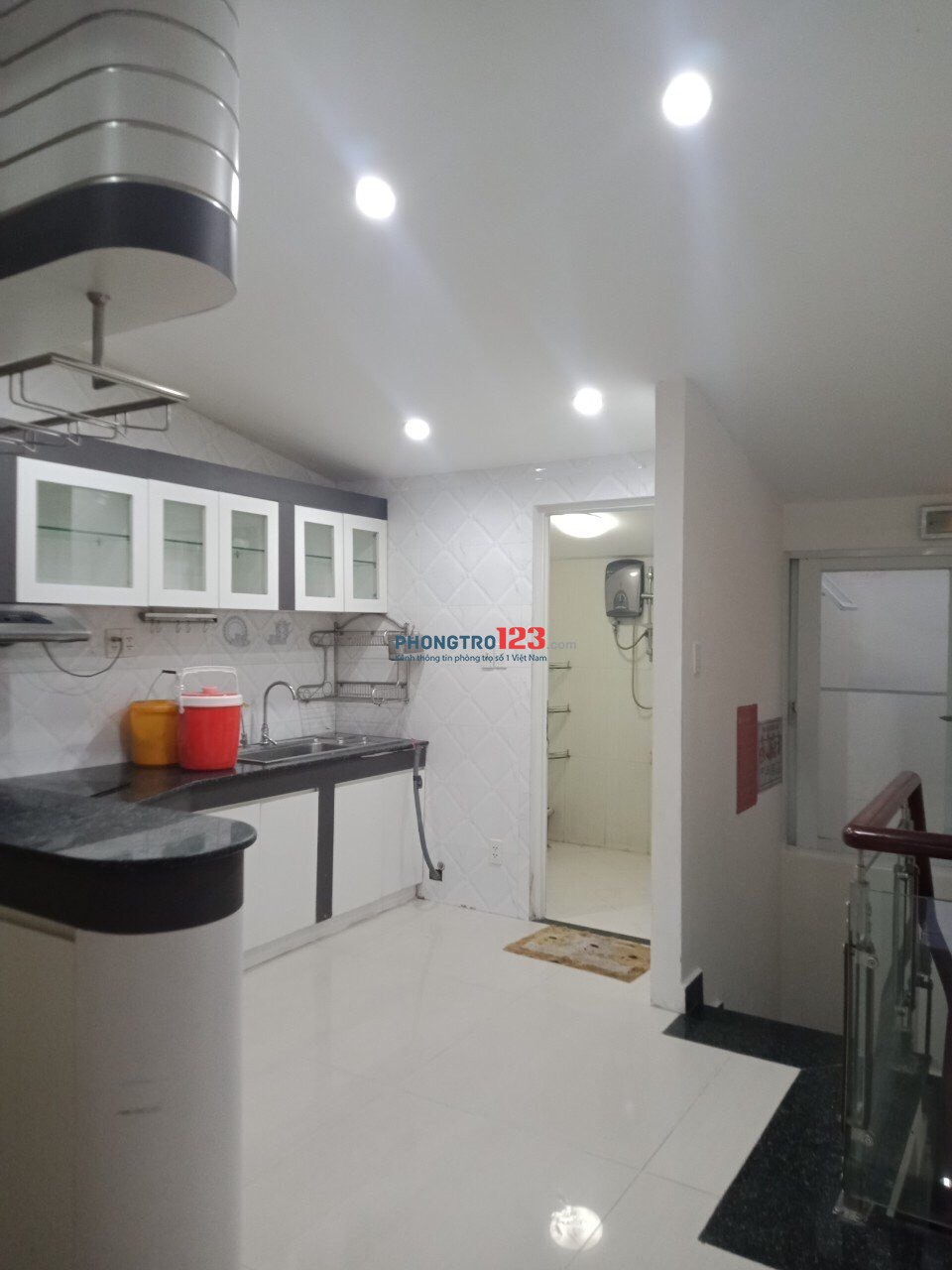 Phòng Lầu 1 - Rộng 15m2 - Có Tủ lạnh - hầm xe lớn - tách bếp, có khu tập Gym trong nhà. Chỉ 3,2tr/th