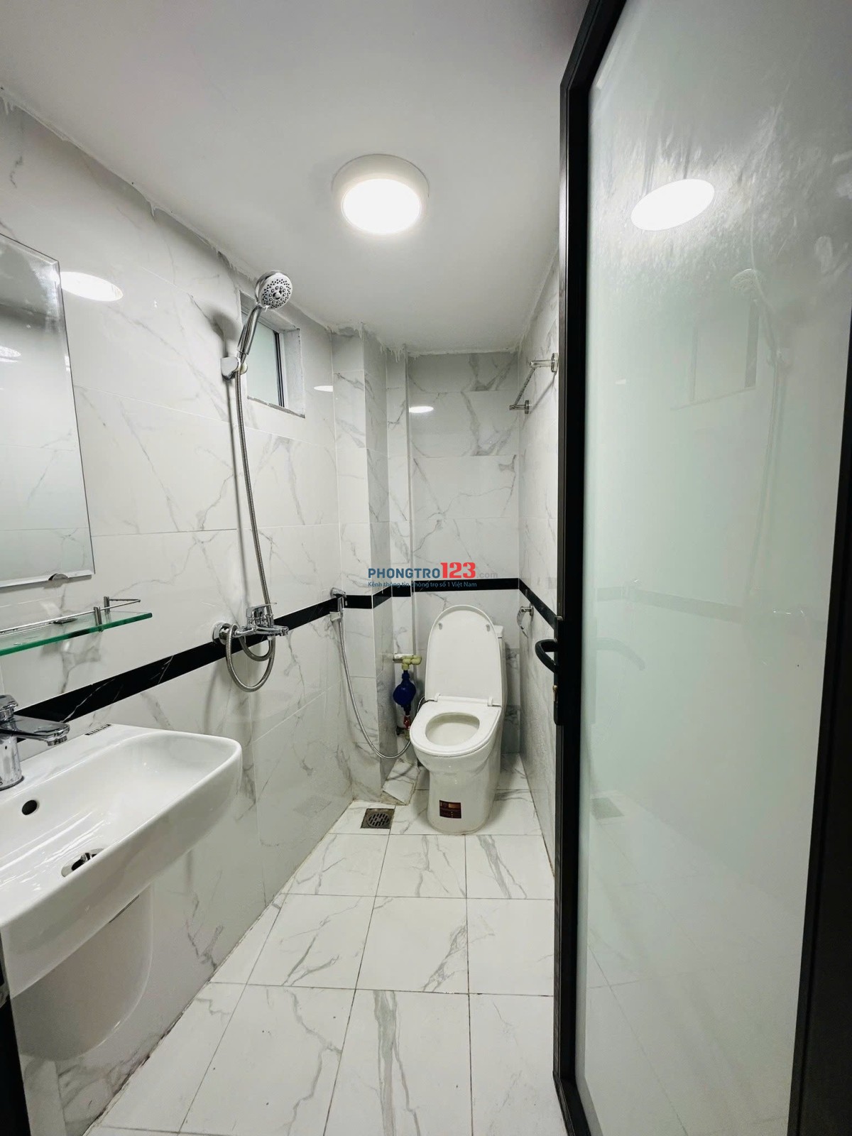 Cho Thuê Căn Hộ Duplex Tách Bếp, Cửa Sổ Thoáng Mát _ Gần Ngã Tư Hàng Xanh