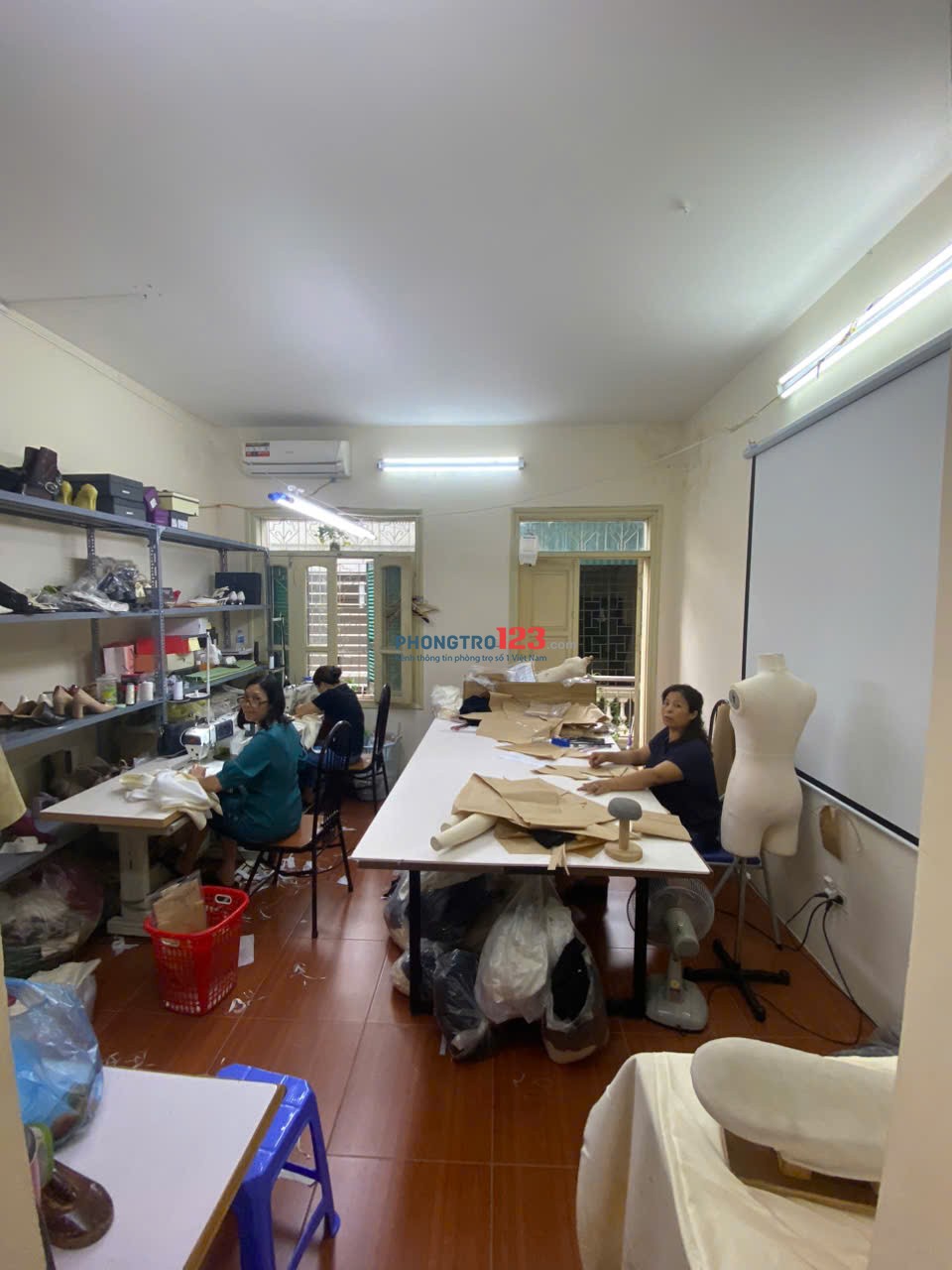 Cho thuê nhà 4 tầng tại ngõ 84 Ngọc Khánh , Ba Đình. Nhà rộng thoáng, ngõ nông ô tô đỗ cửa. Chỉ 12tr