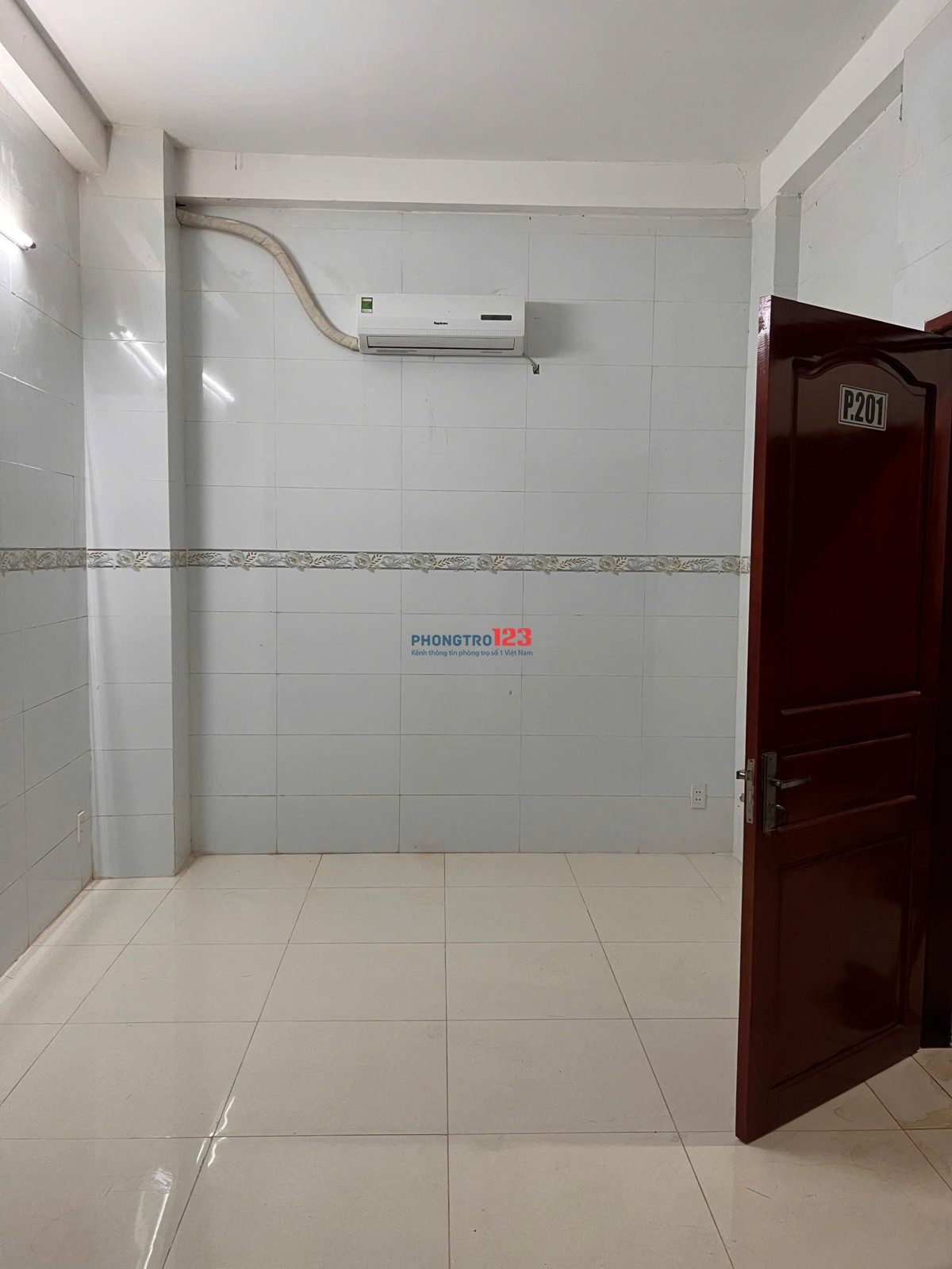Căn Hộ Có Gác , Cửa Sổ Trời - Gần Đại Học Hutech, Ngã Tư Hàng Xanh - Ở Được 2-3 Bạn