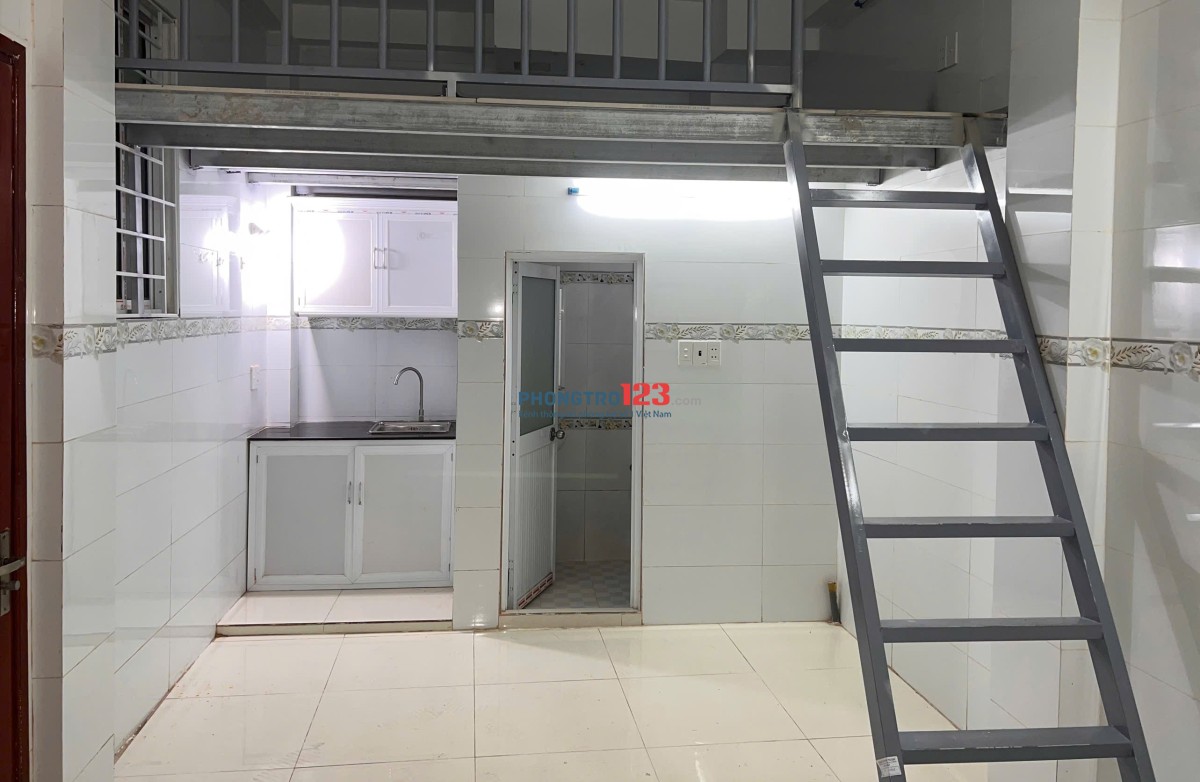 Căn Hộ Có Gác , Cửa Sổ Trời - Gần Đại Học Hutech, Ngã Tư Hàng Xanh - Ở Được 2-3 Bạn