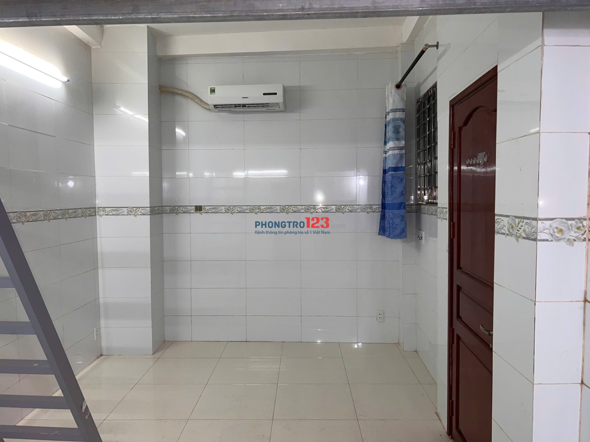 Căn Hộ Có Gác , Cửa Sổ Trời - Gần Đại Học Hutech, Ngã Tư Hàng Xanh - Ở Được 2-3 Bạn
