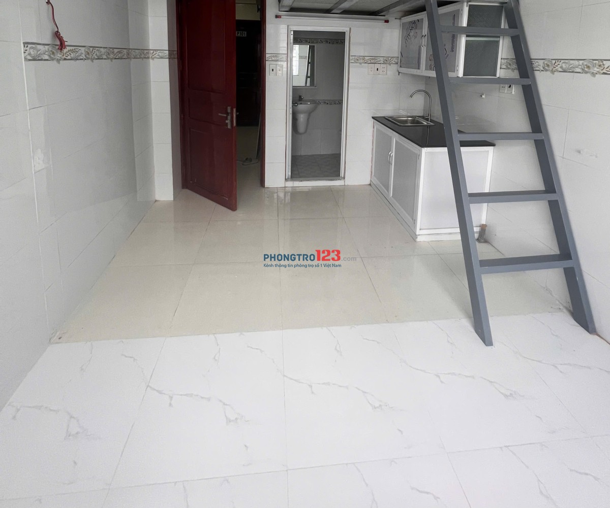Căn Hộ Có Gác , Cửa Sổ Trời - Gần Đại Học Hutech, Ngã Tư Hàng Xanh - Ở Được 2-3 Bạn