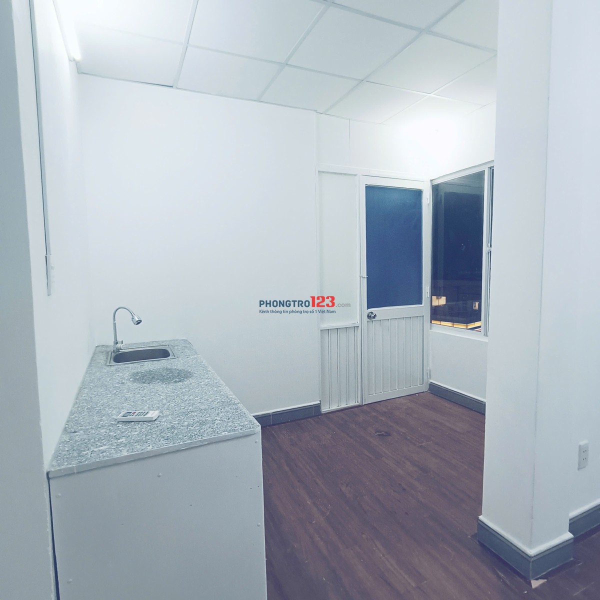 Studio Siêu rộng tách bếp full kính mặt đường bạch đằng