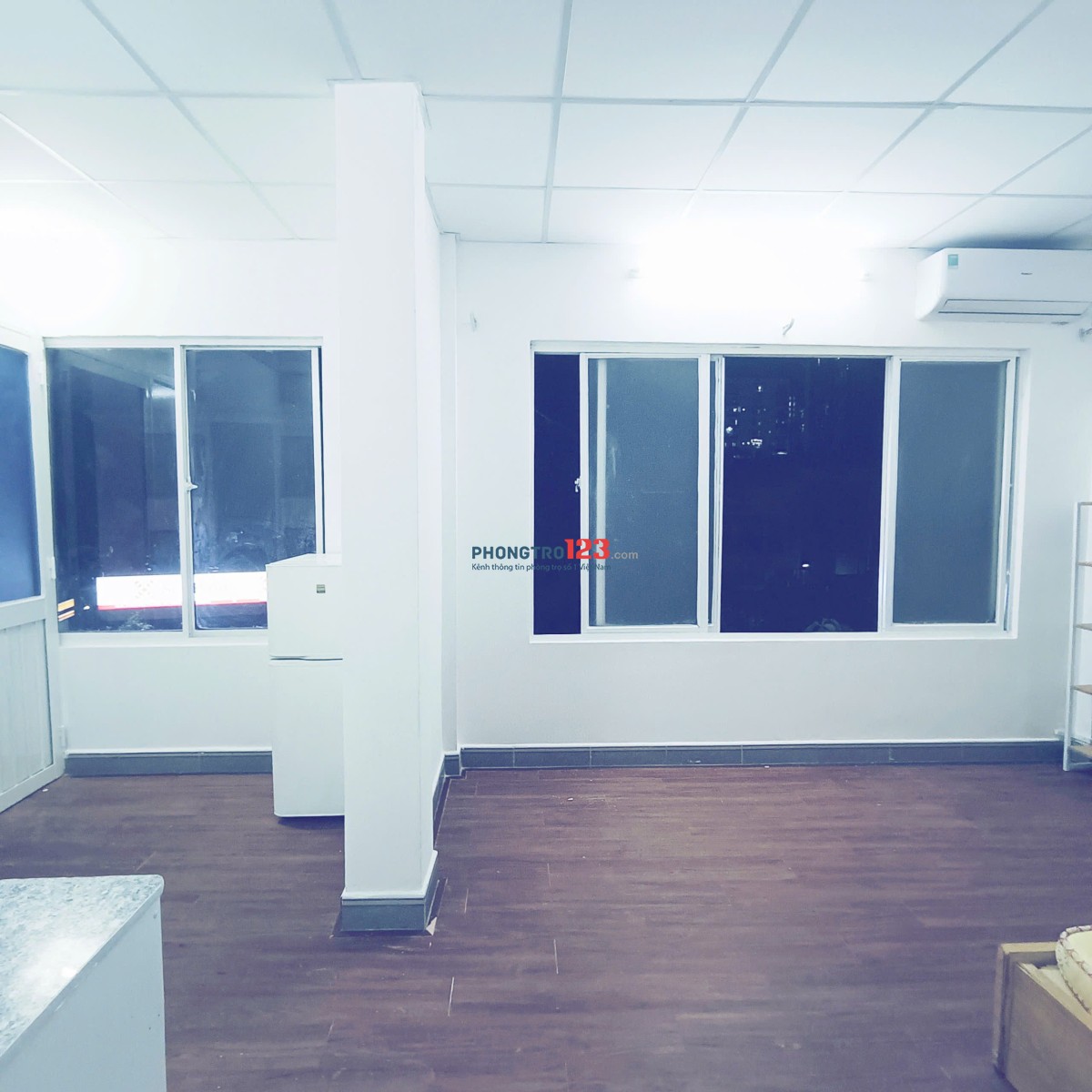 Studio Siêu rộng tách bếp full kính mặt đường bạch đằng