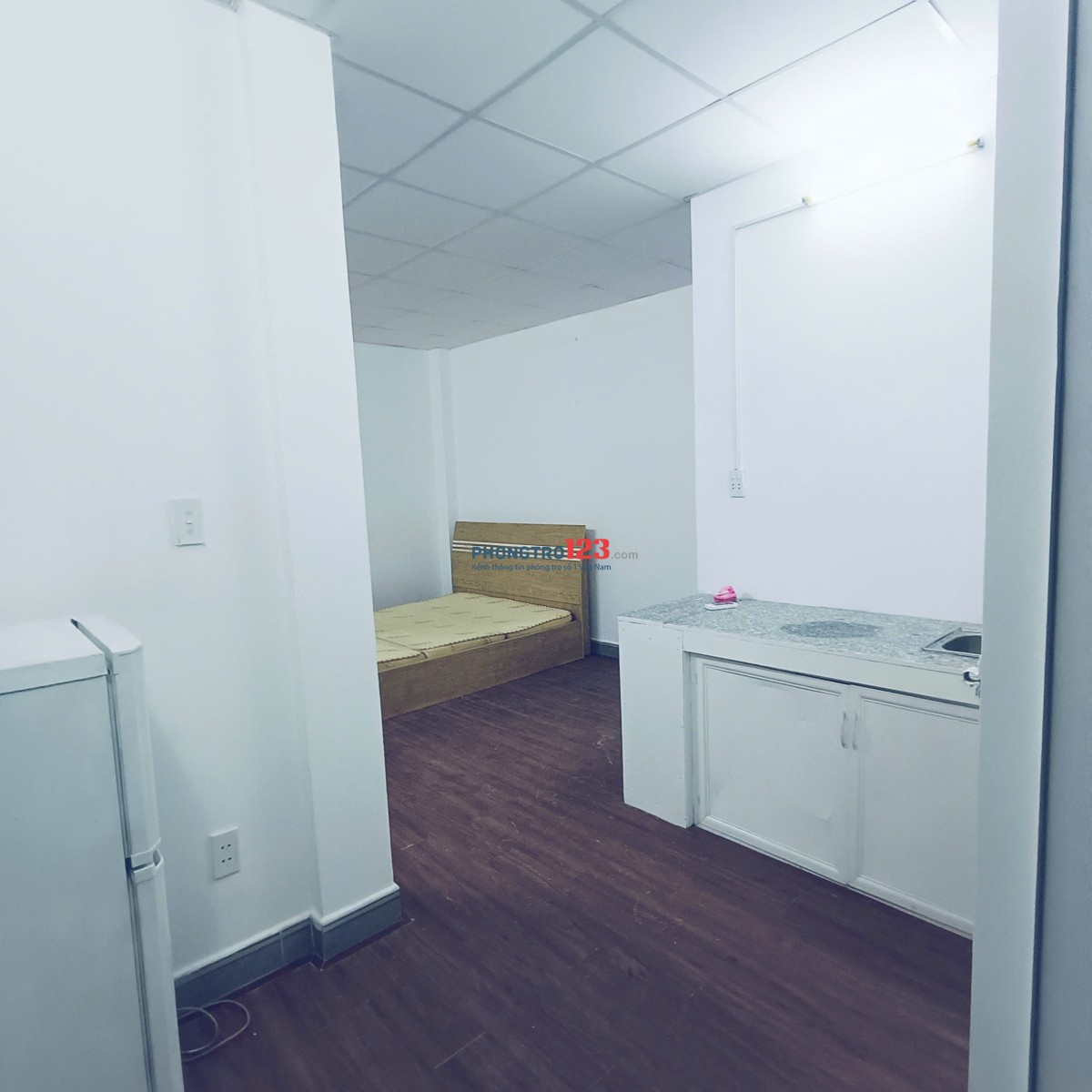 Studio Siêu rộng tách bếp full kính mặt đường bạch đằng