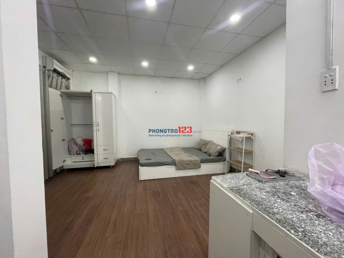 Studio Siêu rộng tách bếp full kính mặt đường bạch đằng