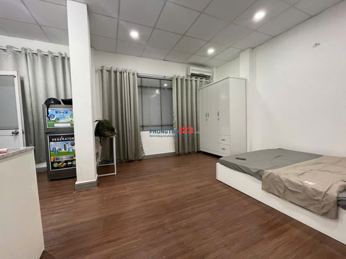 Studio Siêu rộng tách bếp full kính mặt đường bạch đằng