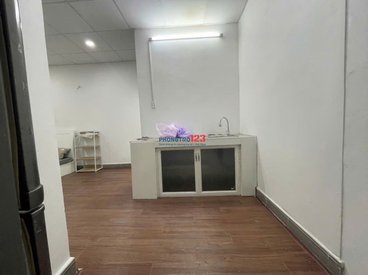 Studio Siêu rộng tách bếp full kính mặt đường bạch đằng