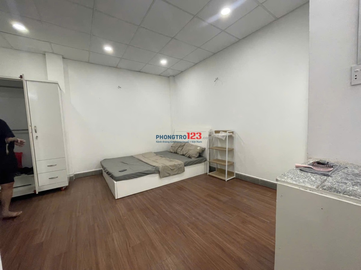 Studio Siêu rộng tách bếp full kính mặt đường bạch đằng