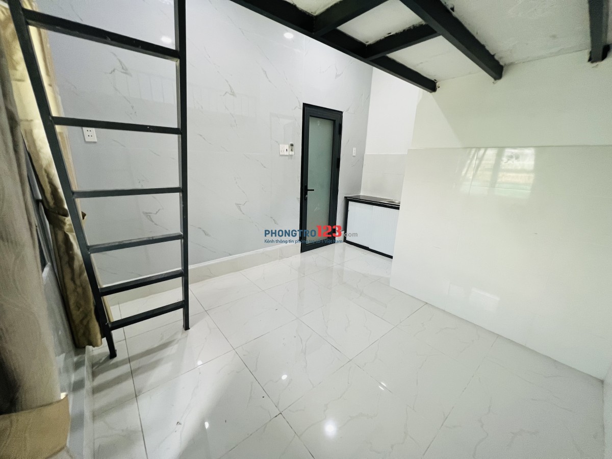 Phòng mới có gác, Máy Lạnh,Thang Máy. Gần Gigamall