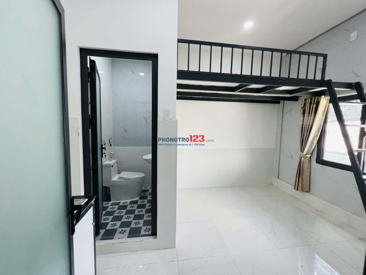 Phòng mới có gác, Máy Lạnh,Thang Máy. Gần Gigamall