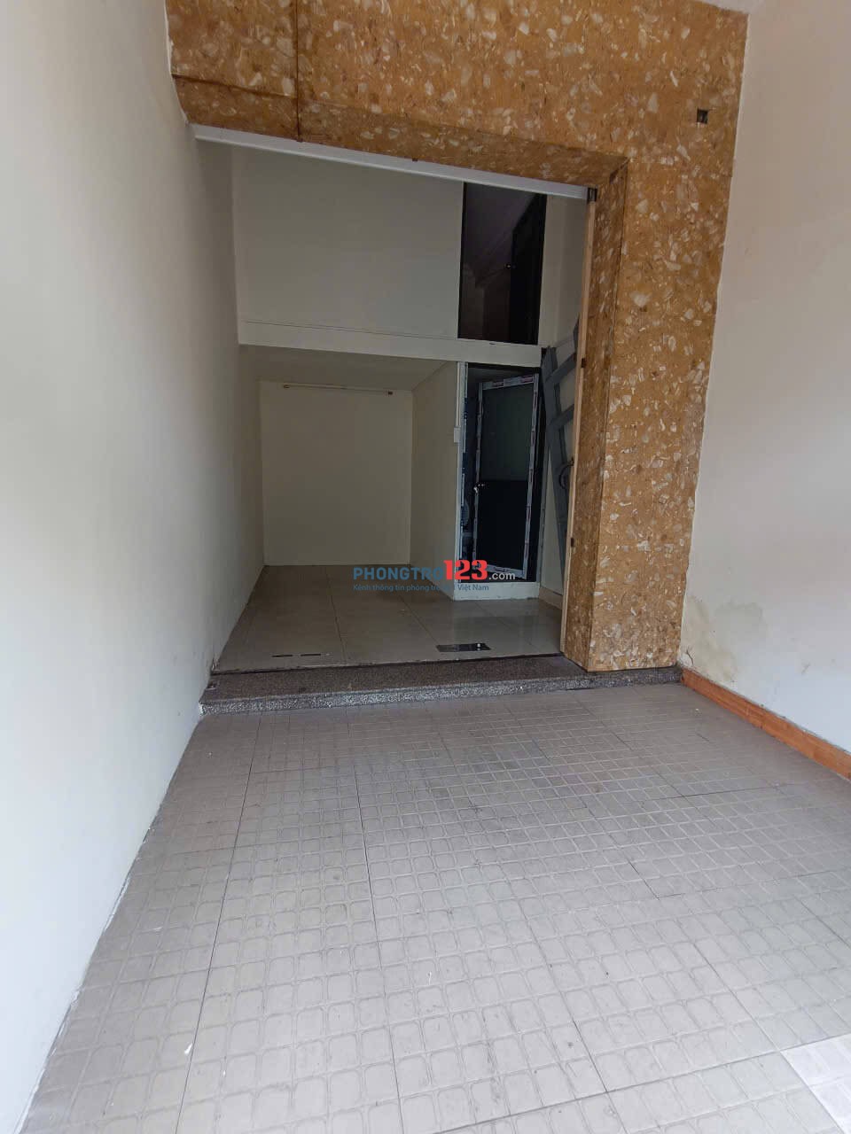 Cho thuê Mặt bằng MT Bạch Đằng P15, BT, 3x6m, có gác, riêng biệt, 10tr