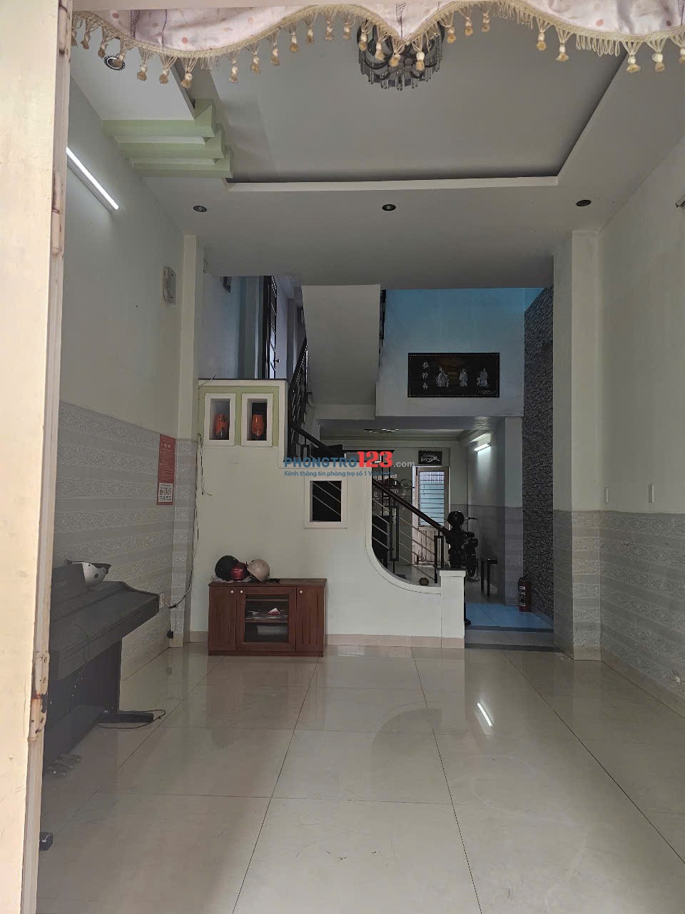 Chính chủ cho thuê nhà nguyên căn với 4 PN có điều hòa , 4 WC, bếp ăn. Nhà có ban công, sân thượng.