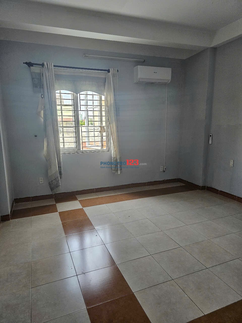 Chính chủ cho thuê nhà nguyên căn với 4 PN có điều hòa , 4 WC, bếp ăn. Nhà có ban công, sân thượng.