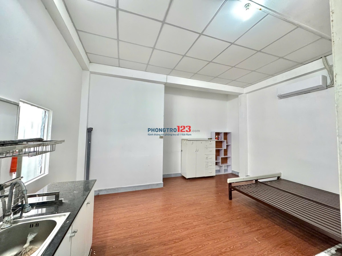 Phòng máy lạnh 25m2 gần CĐ FPT và Siêu thị E Mart Phan Huy Ích