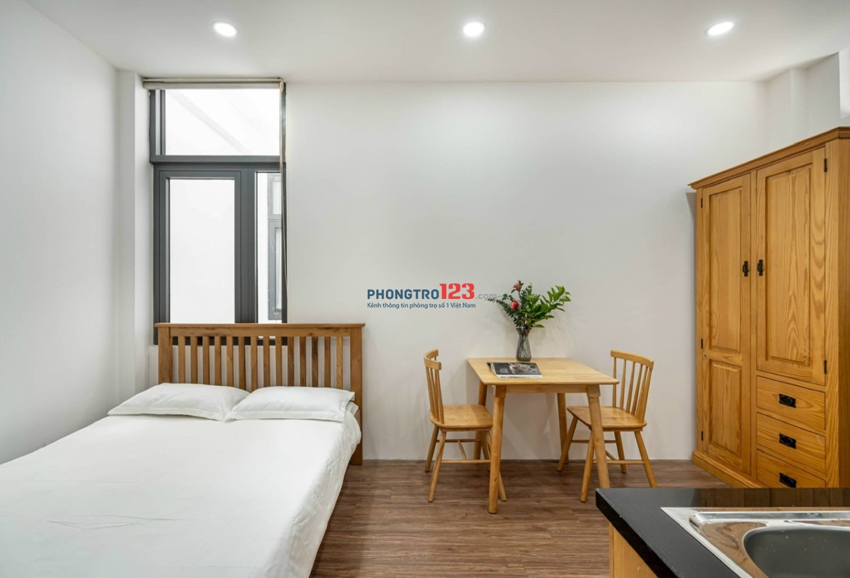 Phòng Mới 100%, Thoáng Mát, Full Nội Thất, Nhà Thang Máy ngay trung tâm Phú Nhuận giáp q1, q3