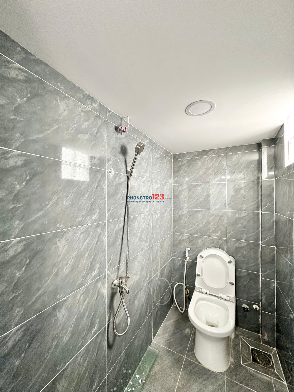 Phòng 20m2 - 3tr, gác lửng, máy lạnh, bếp, ban công/cửa sổ, mặt tiền đường ngay gần CV phần mềm Q.12