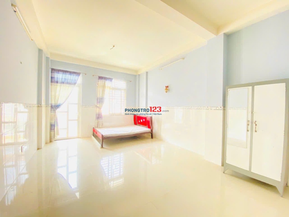 Cho thuê PHÒNG 35m2 ở được 3-4 người (ban công thoáng mát), Full Nội Thất, thang máy, Trung tâm Q1