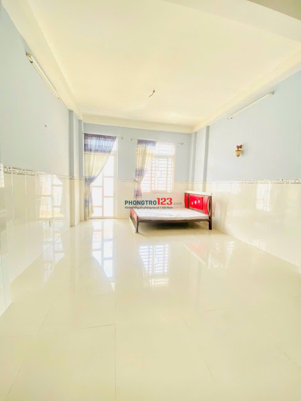 Cho thuê PHÒNG 35m2 ở được 3-4 người (ban công thoáng mát), Full Nội Thất, thang máy, Trung tâm Q1